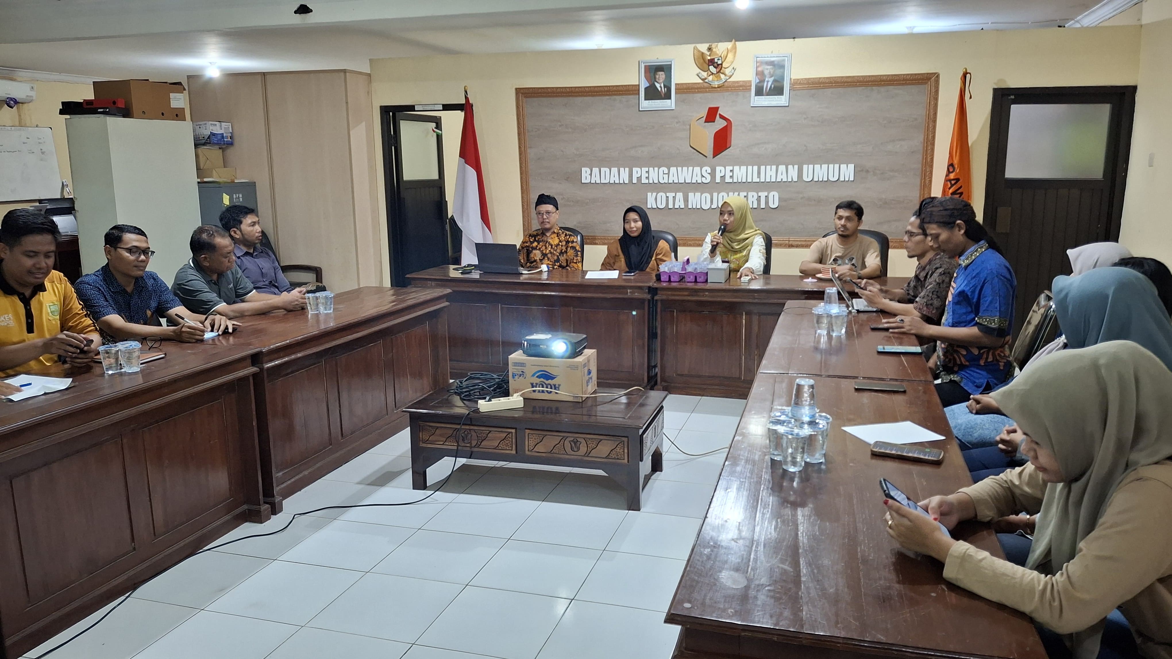 rapat laporan dana hibah oleh Ketua Bawaslu Kota Mojokerto