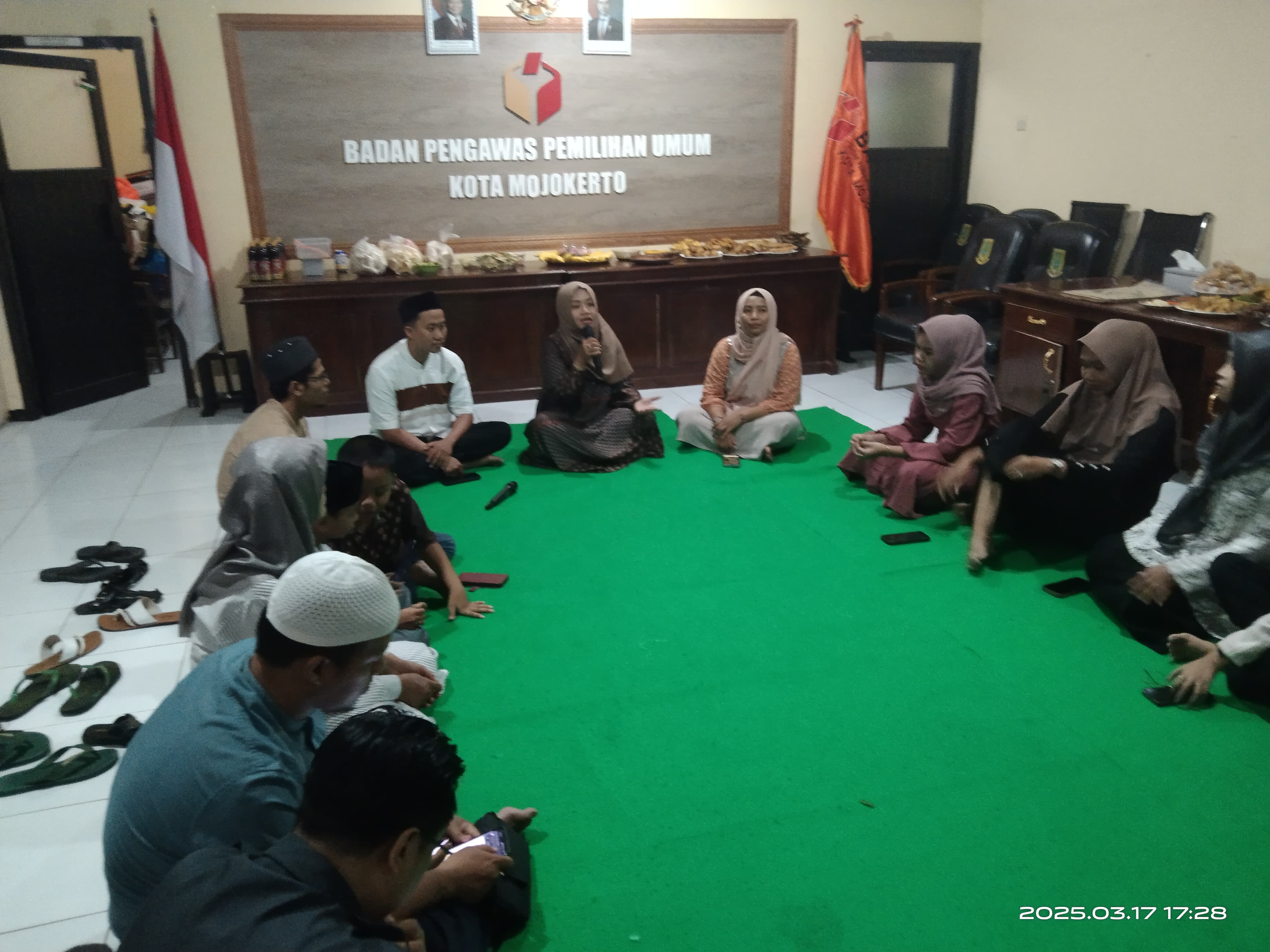 Bawaslu Kota Mojokerto Gelar Ngabuburit Pengawasan dan Bagi-Bagi Takjil
