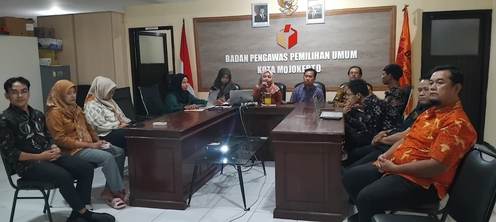 Ketua dan Anggota Bawaslu Kota Mojokerto membahas digitalisasi arsip di e-arsip