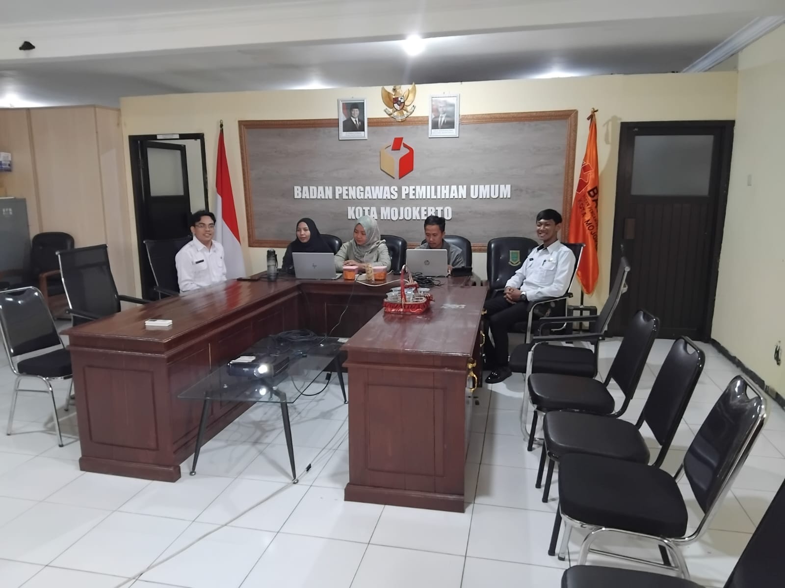 Ketua Bawaslu Kota Mojokerto, DIan Pratmawati dan Anggota Bawaslu Kota Mojokerto, Ilham Bagus P serta jajaran sekretariat mengikuti giat cangkruakn Humas dan Datin seri 6