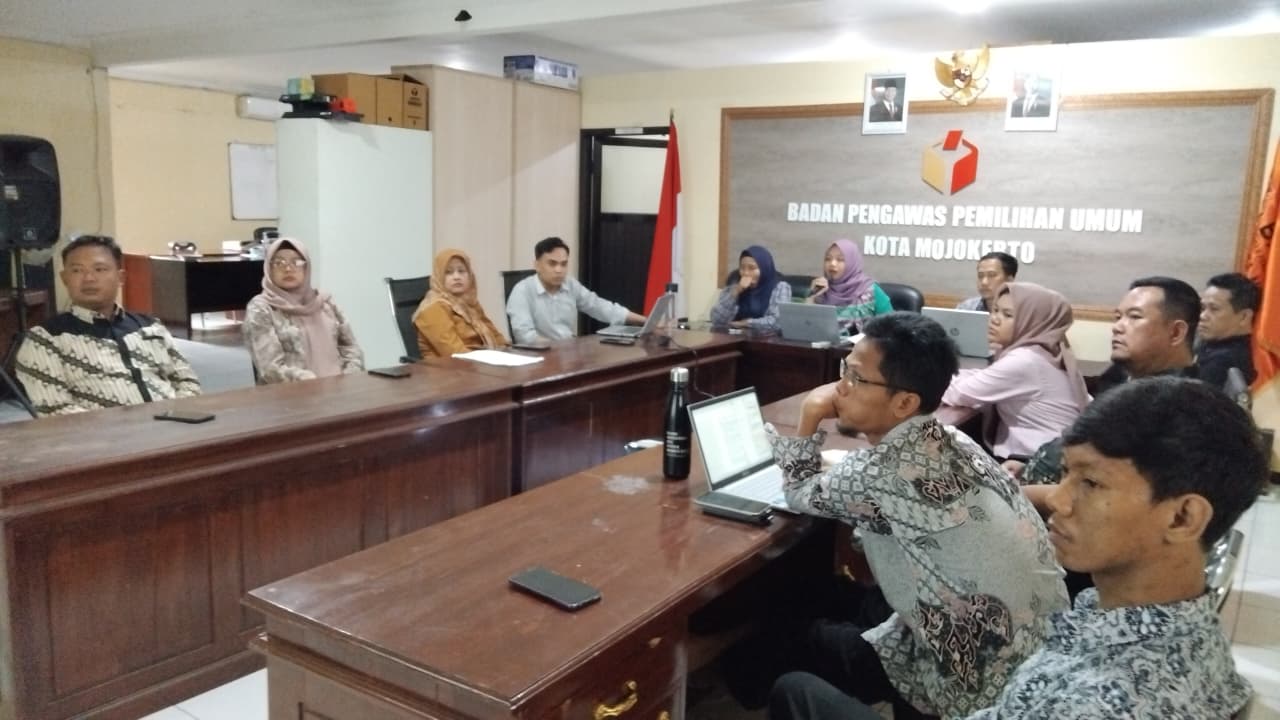 Bukan Sekadar Kumpul Rutin, Giat ‘Baperan’ Bawaslu Kota Mojokerto Bedah IKU
