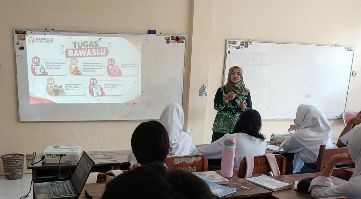 BawasluBawaslu Kota Mojokerto Goes to School Edukasi Siswa SMAN 1 Mojokerto Jadi Pemilih Cerdas dan Kritis