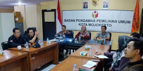 Bawaslu Kota Mojokerto beserta jajaran Panwascam Pemilu 2024