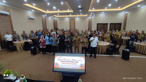 Sesi foto bersama di sela-sela kegiatan bersama Sekretaris Daerah Kota Mojokerto