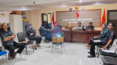 Sekretariat Bawaslu Kota Mojokerto memaparkan poin poin reformasi birokrasi 
