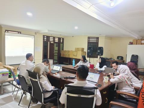 Plt. Kepala Sekretariat Bawaslu Kota Mojokerto, Fauziah Roikhatul Jannah dan jajaran sekretariat Bawaslu Kota Mojokerto dalam rapat sosialisasi aplikasi Srikandi