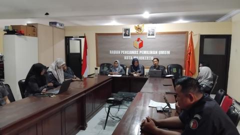 Ketua dan Anggota serta seluruh jajaran sekretariat Bawaslu Kota Mojokerto gelar rapat evaluasi kinerja tahun 2025 dan proyeksi strategis tahun 2026