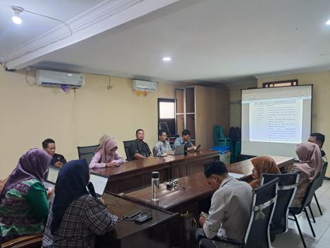 Ketua, Anggota dan jajaran sekretairat Bawaslu Kota Mojokerto gelar Baperan (Bedah Aturan Pemilu Rutinan) terkait IKU.