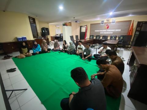 Ketua, Anggota dan jajaran sekretariat Bawaslu Kota Mojokerto gelar tahlil dan yasin bersama.