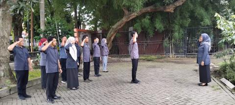 Plt. Kepala Sekretariat Bawaslu Kota Mojokerto menyampaikan arahan pada apel rutin hari senin.