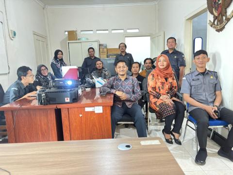 Ketua, Anggota dan jajaran sekretariat dalam mengikuti giat Bimtek PPKS oleh Bawaslu jatim