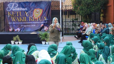 Ketua Bawaslu Kota Mojokerto, Dian Pratmawati sebagai Narasumber dalam kegiatan Pemilos di SMAN 3 Kota Mojokerto
