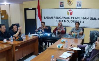 Bawaslu Kota Mojokerto beserta jajaran Panwascam Pemilu 2024