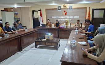 rapat laporan dana hibah oleh Ketua Bawaslu Kota Mojokerto