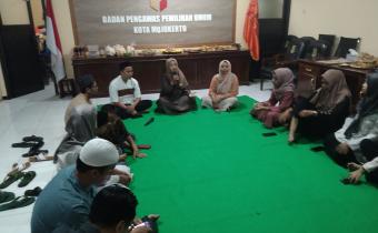 Bawaslu Kota Mojokerto Gelar Ngabuburit Pengawasan dan Bagi-Bagi Takjil