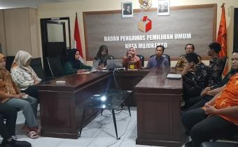 Ketua dan Anggota Bawaslu Kota Mojokerto membahas digitalisasi arsip di e-arsip