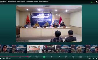 Belajar dari Jurnalis: Bawaslu Kota Mojokerto Ikuti Bedah Buku Pemilu Serentak Terbesar