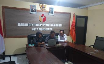 Anggota Bawaslu Kota Mojokerto, Ilham Bagus beserta jajaran sekretariat mengikuti giat Diskusi Hukum seri 4