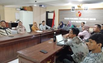 Bukan Sekadar Kumpul Rutin, Giat ‘Baperan’ Bawaslu Kota Mojokerto Bedah IKU