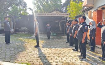Apel Pagi, Anggota Bawaslu Kota Mojokerto Tekankan Kedisiplinan dan Tingkatkan Pengawasan