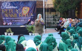 Ketua Bawaslu Kota Mojokerto, Dian Pratmawati sebagai Narasumber dalam kegiatan Pemilos di SMAN 3 Kota Mojokerto