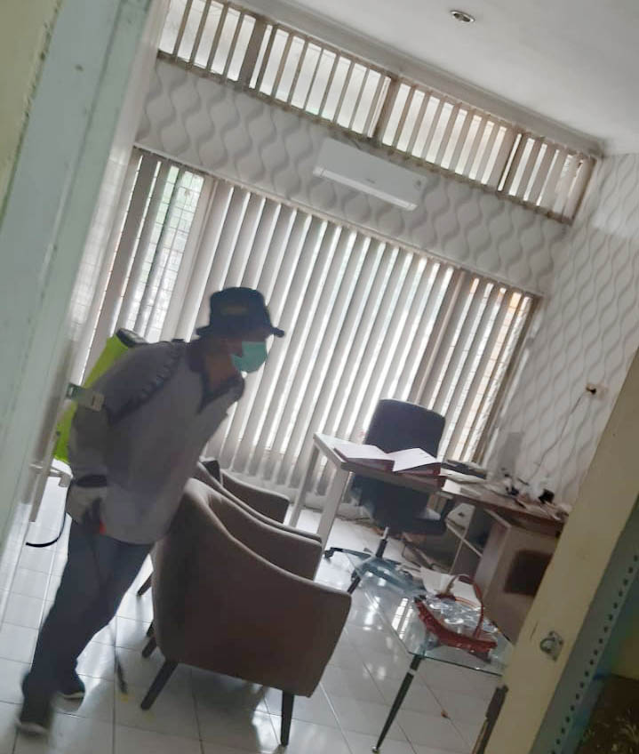 Proses Penyemprotan disinfektan disalah satu ruang kantor Bawaslu Kota Mojokerto